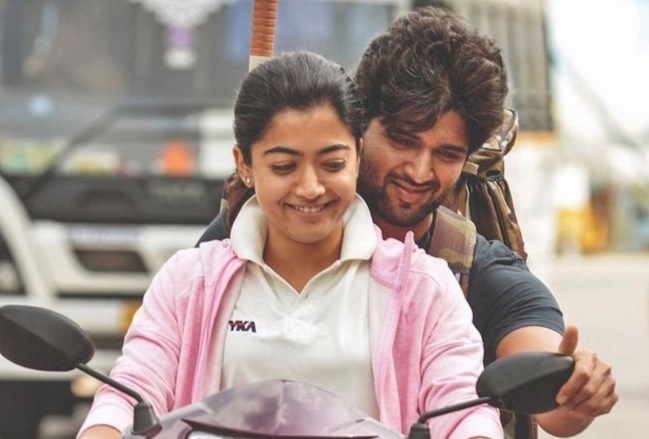 ముందు రష్మిక.. ఆ వెంటనే విజయ్ దేవరకొండ.. వీడియో వైరల్