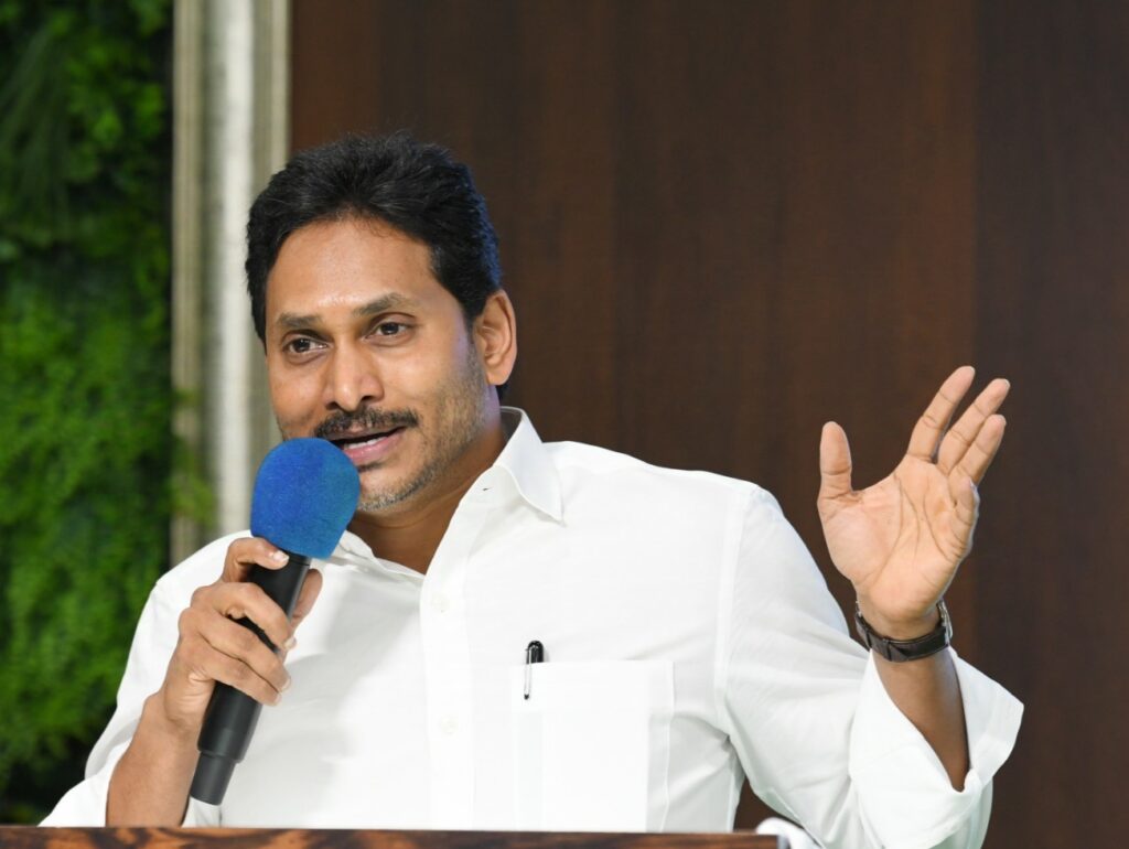 అన్ని వర్గాలకు వైసీపీ అండగా ఉంటుంది: మాజీ సీఎం జగన్