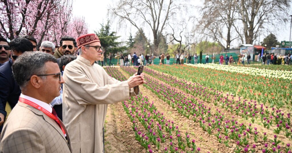 కాశ్మీర్ లో తెరచుకున్న ‘తులిప్ గార్డెన్స్’: మొదలైన టూరిస్ట్ ల సందడి