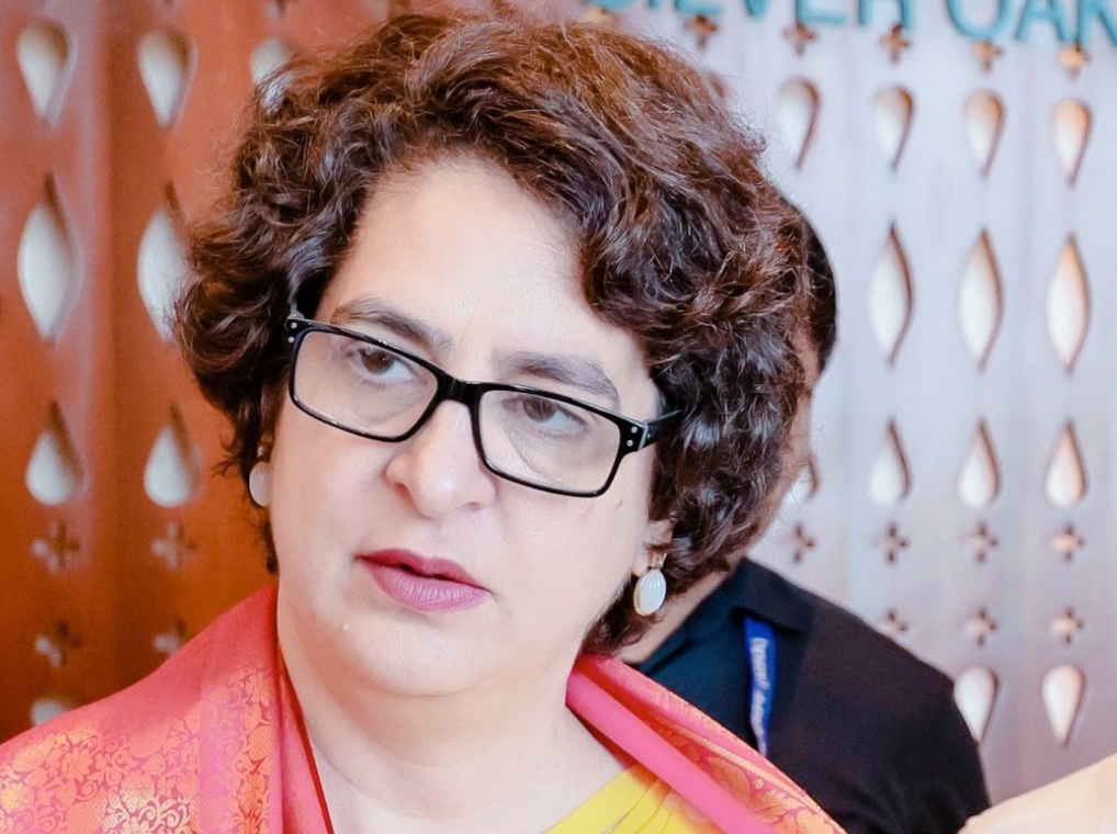 పార్లమెంటులో కేంద్రం తీరుపై కాంగ్రెస్ అగ్రనేత ప్రియాంక గాంధీ విమర్శలు